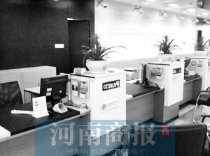 銀行工作人員離開。河南商報實習(xí)生 王杰/攝