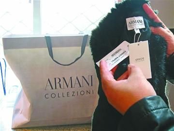 紀(jì)萬昌展示其中一件阿瑪尼女皮衣。