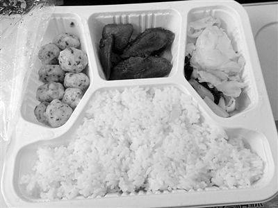 動(dòng)車僅售14元法國礦泉水 記者亮身份后2元水現(xiàn)身