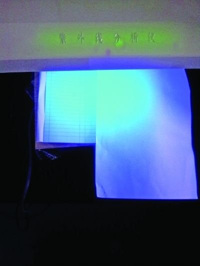 記者的采訪本比A4紙熒光劑更多。