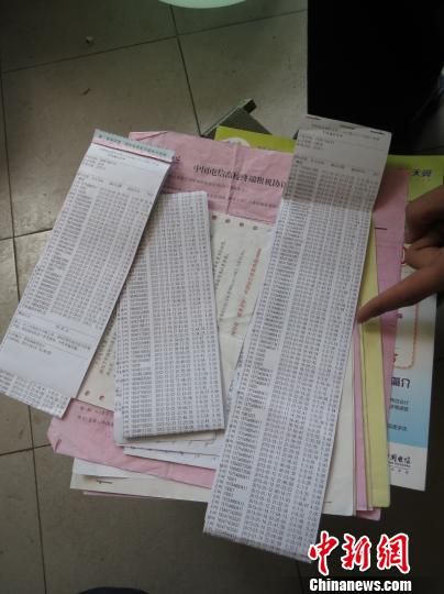 圖為王澤母睿收集的話費詳單等證據(jù)。 白琥 攝