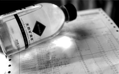 長綠苔的礦泉水和超市購物清單。 京華時報記者 王苡萱 攝