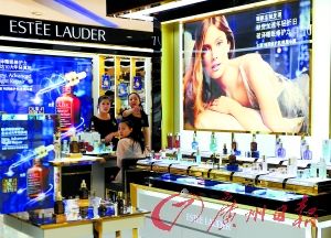 今年以來，雅詩蘭黛等大牌化妝品相繼被檢出不合格產(chǎn)品。（圖片來源：廣州日報 王燕攝）