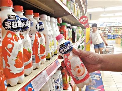 昨日，勁松京客隆超市貨架上，可口可樂果粒奶優(yōu)仍在售。可口可樂公司昨日發(fā)表聲明稱，已使用25公斤可能受到肉毒桿菌污染的乳粉，用于生產(chǎn)個別批次的美汁源果粒奶優(yōu)。新京報記者 韓萌 攝