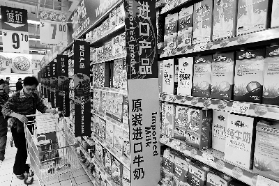 在通州某超市，進(jìn)口奶粉、純牛奶打出“原裝進(jìn)口”的招牌吸引消費者購買 攝/法制晚報記者 黑克