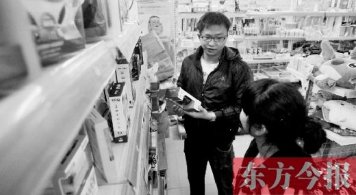 大學(xué)生創(chuàng)業(yè)孵化園內(nèi)，大學(xué)生S團(tuán)實(shí)體店的工作人員在向兩個(gè)同學(xué)推介商品