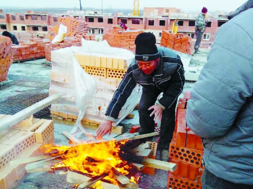在俄羅斯工地打工時，因為天太冷，工人不得不在工地生火取暖。（圖由方先生提供）