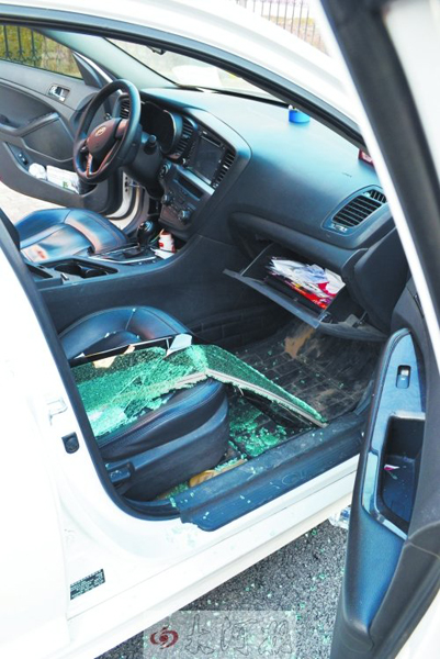 車玻璃被砸碎，車內(nèi)被翻動。