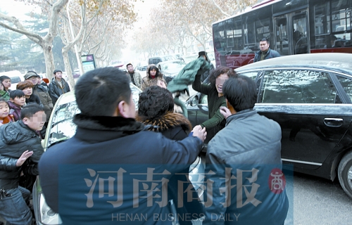 兩名女子廝打在一起，民警上前勸架