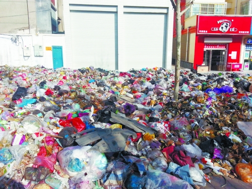 人行道上，垃圾“綿延”30來(lái)米。