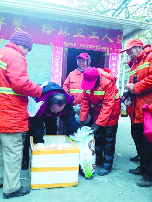 環(huán)衛(wèi)工在領取愛心早餐