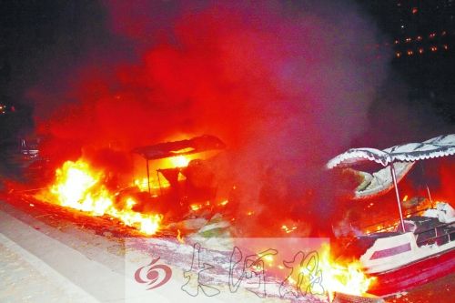 觀光船著火，火光沖天。