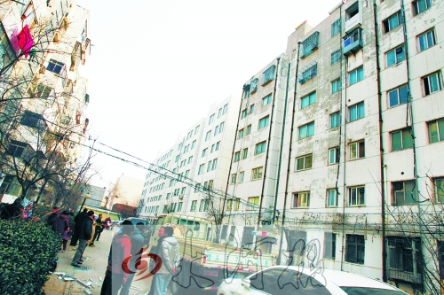 鄭州市瑞達(dá)路啟明村小區(qū)一戶居民家中（紅圈標(biāo)示處），天然氣發(fā)生爆炸。