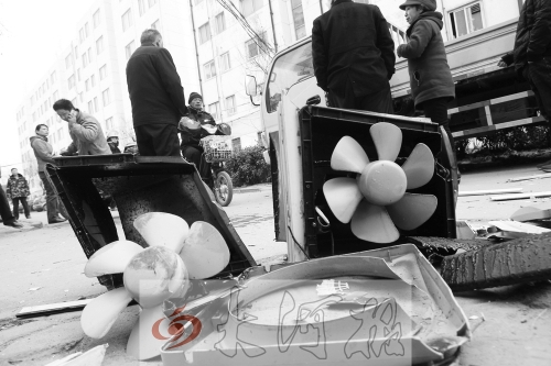 7樓一住戶家中天然氣爆炸，廚房里的排氣扇被炸得掉落地上。