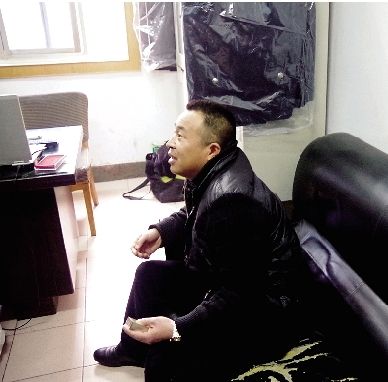 無證開套牌桑塔納轎車的段某，在華中食品城賣酒。