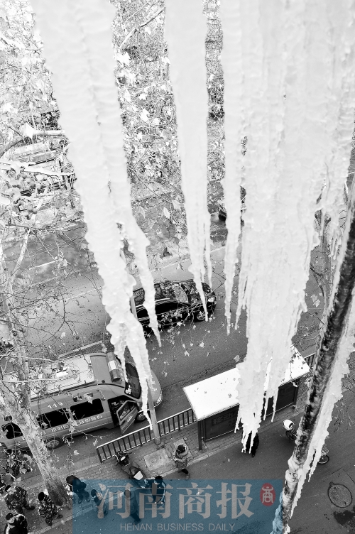 冰掛直指地面，知情的路人不得不繞道而過