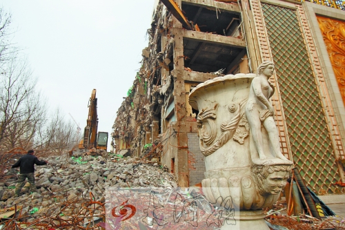 城東路下穿隧道動(dòng)工，建筑垃圾占據(jù)了人行道。