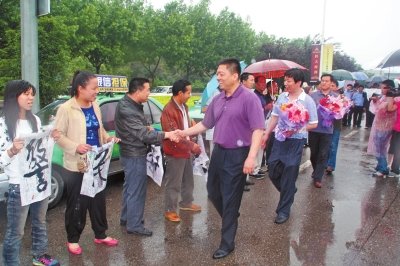 專案組押解嫌疑人回洛，的哥的姐自發(fā)前來迎接。