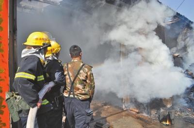 火勢(shì)兇猛，濃煙滾滾，消防官兵正在奮力救火。