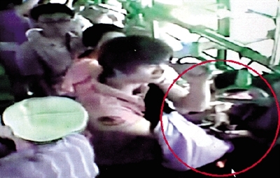 一名小偷拉開了乘客李女士的包，并在包里摸了足足3分多鐘。最終，李女士被偷了2.4萬多元錢?！?翻拍視