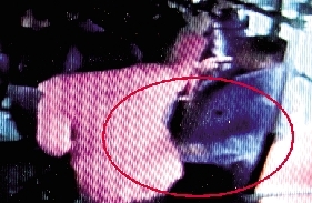 一小偷把手伸到乘客衣兜內(nèi)行竊時(shí)的瞬間。(翻拍視頻)