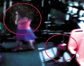 去年10月份的一天，一名女乘客打著電話下了車，包丟在了車上。(翻拍視頻)