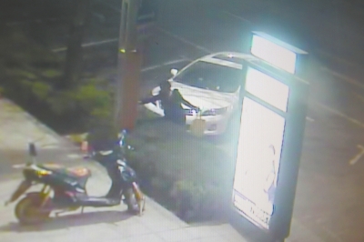 監(jiān)控視頻顯示，一名女子正在往路燈桿和路牌燈箱上噴涂。