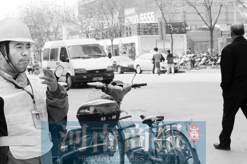  燃氣泄漏,消防員演習變實戰(zhàn)。而幾米外,有工作人員在抽煙