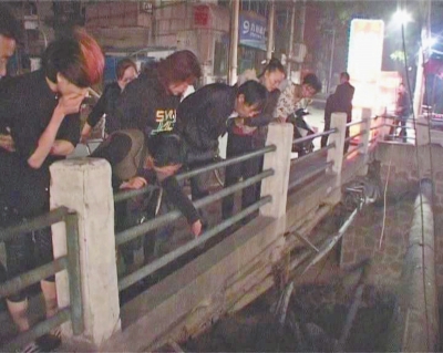 圍觀群眾感嘆橋那么高，被扔下橋的劉先生真是“萬幸”。