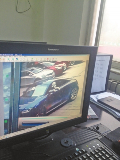 監(jiān)控錄像顯示，肇事車駕駛室內(nèi)有狗頭探出窗外。