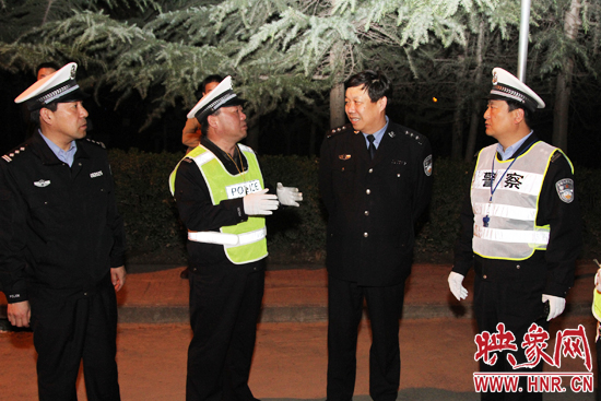 該支隊(duì)支隊(duì)長石軍(左二)、政委周西漢（左一）在向省總隊(duì)督導(dǎo)組匯報(bào)整治酒駕時(shí)的情景。