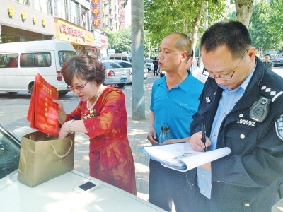 失主在清點(diǎn)、認(rèn)領(lǐng)失物。