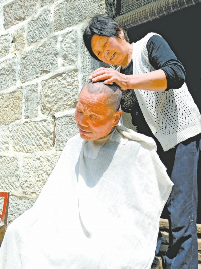 為了照顧兩個(gè)小叔，馬英專門學(xué)會(huì)了理發(fā)。