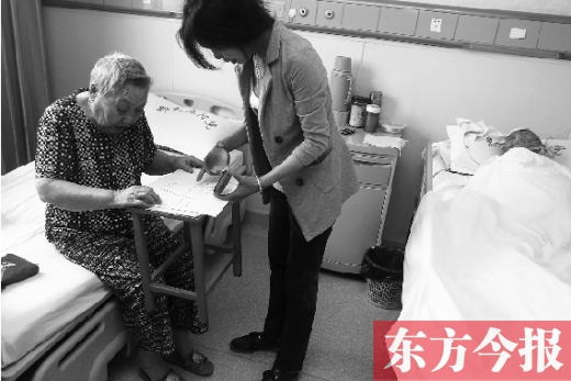 昨日，鄭大五附院二號樓住院部，馬老太寫下委托書，并簽字摁指印委托女兒代理為昏迷老伴解鎖取錢