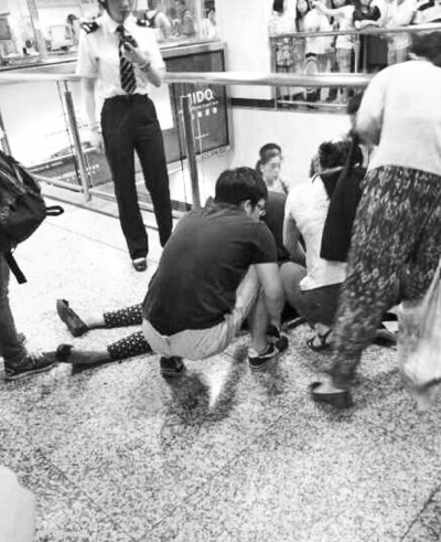 男子繼母被捅傷后跑到站內(nèi)，倒在了地上（圖片來自網(wǎng)絡(luò)）。