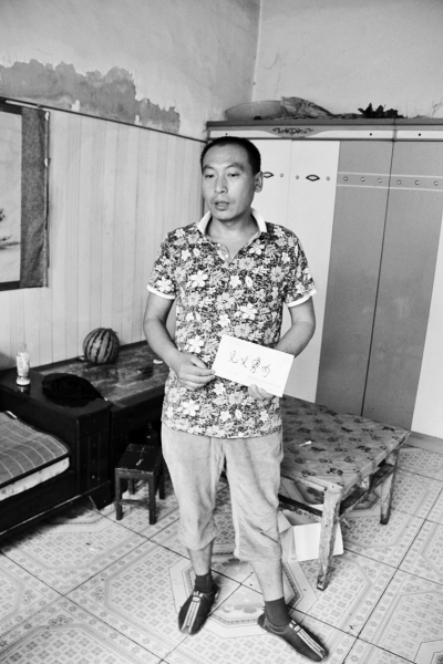 采建新拿的信封里，是南京警方送來的獎金。