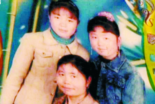 兩個女兒已長大成人,妻子也已歸來,這個分離12年的家庭,離幸福越來越近(翻拍)。