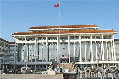 濮陽縣違規(guī)、超標修建的縣委、縣政府辦公樓。新華社發(fā)發(fā)布