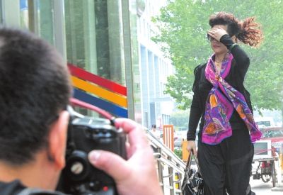 7月22日李某某輪奸案庭前會議，夢鴿擋臉小跑進(jìn)法院。資料圖片京華時(shí)報(bào)記者蒲東峰攝