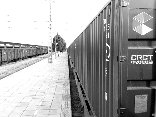 此次班列跟車工作人員@就著米飯吃面條發(fā)微博說：一路走來，每個?？空镜墓ぷ魅藛T都在夸我們的集裝箱。