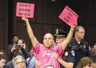 3日，美參議院外委會舉行敘利亞問題聽證會，民眾在現(xiàn)場示威，抗議美國軍事干預敘利亞。