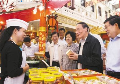 9月6日，王岐山在天津南市食品街調(diào)研，在月餅柜臺前，詢問中央關(guān)于中秋國慶嚴(yán)禁公款送禮的規(guī)定發(fā)布后的銷售情況。新華社記者 李學(xué)仁 攝