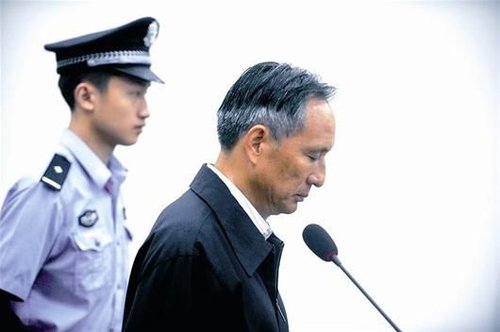 圖為：10日，張曙光在北京市第二中級人民法院接受庭審 新華社發(fā)