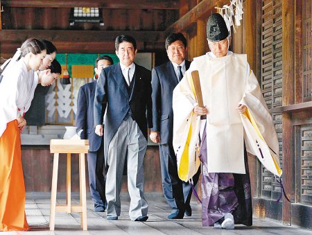 2011年8月15日安倍晉三等人參拜靖國神社。