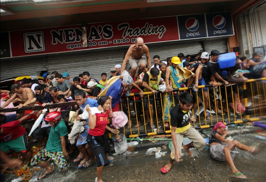當地時間11月10日，強臺風“海燕”襲擊菲律賓塔克洛班后，當地居民洗劫商店，哄搶物資。
