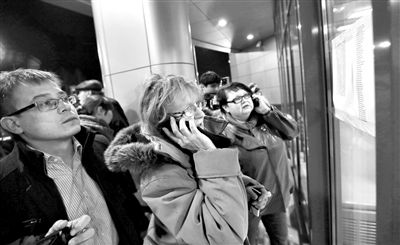 11月17日，俄羅斯喀山機場，一些人在查看航站樓上貼著的遇難者名單，他們可能是遇難者的親屬。