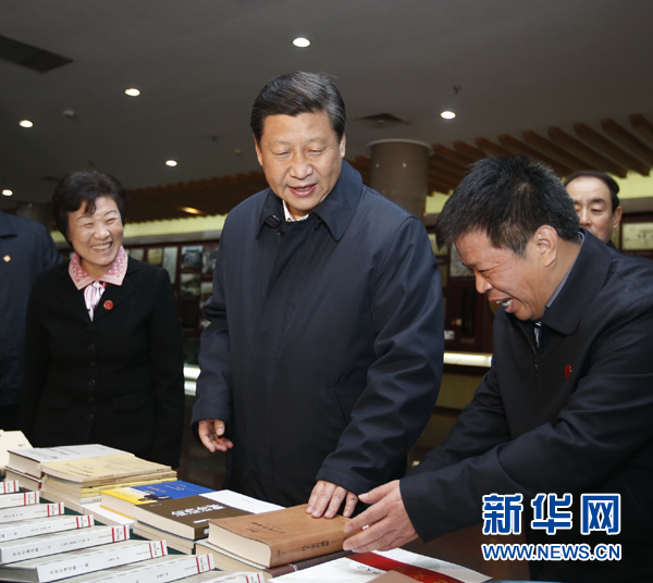 26日上午，習(xí)近平在孔子研究院參觀考察。新華社記者鞠鵬 攝