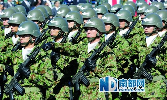 10月27日，日本自衛(wèi)隊舉行閱兵儀式