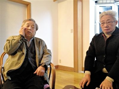 前晚，年過七旬的劉光嘉及妻子向記者講述強(qiáng)拆經(jīng)過。