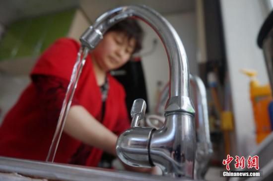 圖為4月13日,蘭州市七里河區(qū)居民李大媽用自來水洗菜。楊艷敏 攝